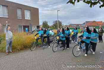 Medewerkers Familiehulp fietsen van Merksplas naar Scherpenheuvel voor De Warmste Week