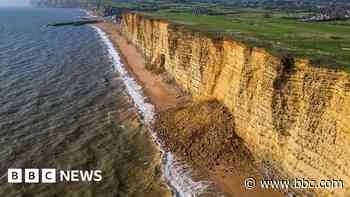 Cliff collapse blocks Jurassic Coast beach