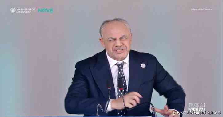 Crozza/Schillaci prova a passare inosservato: “Tanto in Italia il ministro della Salute serve solo a non lasciare un buco nelle foto con Mattarella”