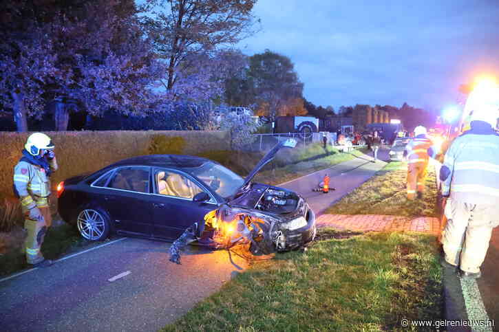 Frontale botsing tussen auto en bestelbus met aanhanger