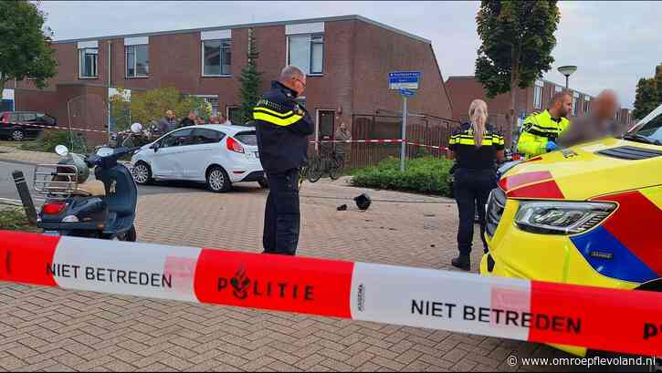 Lelystad - Pizzabezorger zwaargewond na harde botsing, trauma-arts stapt naast A6 in ambulance