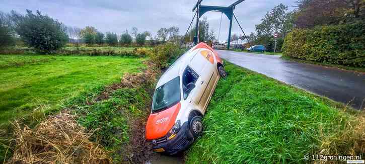 Postbezorger rolt sloot in tijdens route tussen Ten Boer en Ten Post