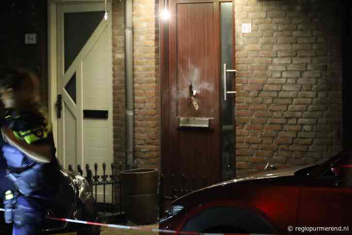 Explosie zorgt voor schade aan voordeur aan de Haarspitstraat in Purmerend