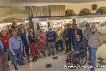 Marc Van Ranst eregast op expo Ronsese fotoclub