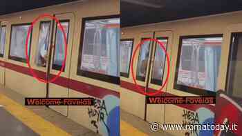 Spallate e calci al treno della metro fermo. Così un folle ha distrutto la porta di un convoglio