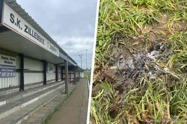 Jarige spits (26) wil rookbom oprapen, maar dat blijkt een illegaal stuk vuurwerk: “Hij liep in shock over het veld, met een deel van zijn vingers eraf”