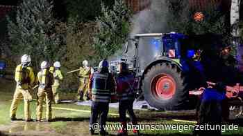 Feuer in Ahnsen: Trecker wird vollkommen zerstört