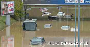 Alluvione a Bologna, automobili e un bus completamente sommersi a Borgo Panigale