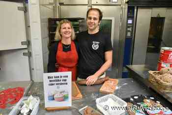 Warme bakker die tien jaar bestaat laat zijn klanten achter de schermen kijken op drukke zondagmorgen