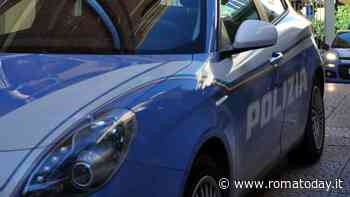 La spingono contro un'auto e le rubano una collana. Anziana salvata dalla polizia