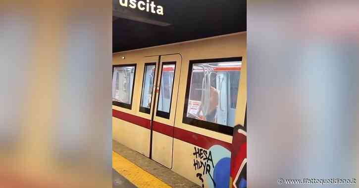 Roma, prende a calci e spallate il vagone della metro e sfonda il vetro: il video girato nella stazione Vittorio Emanuele
