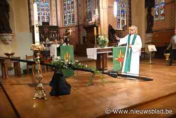 Nieuw torenkruis van Lommelse centrumkerk ingezegend: begin november wordt constructie op toren gezet