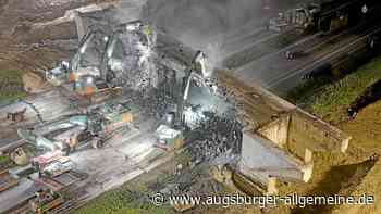 A7 stundenlang gesperrt: Nächtlicher Brückenabriss vor 100 neugierigen Zuschauern