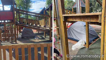 Una tenda di un senza dimora al centro dell'area giochi di Colle Oppio