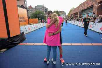 “Ik kreeg het amper over mijn lippen”: aan de finish van de Antwerp Marathon vraagt Sam (29) zijn vriendin ten huwelijk