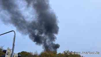 Großbrand in Industriebetrieb in Mittelfranken: Lagerhallen stehen in Flammen – starker Rauch