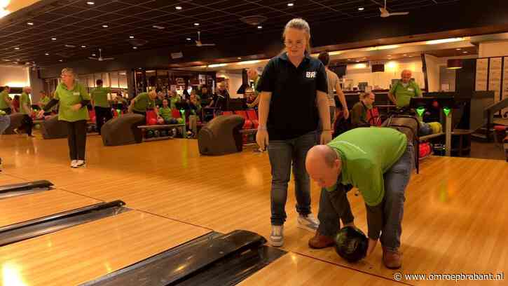 Blinde bowler raakt begeleider kwijt en daarmee zijn kans op een strike