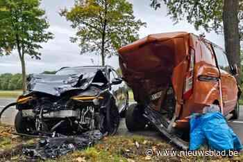 Bestuurder (52) wordt onwel en ramt geparkeerde wagens: man overleden in ziekenhuis