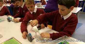 Pupils inspired by sustainable fashion experiments in mobile lab