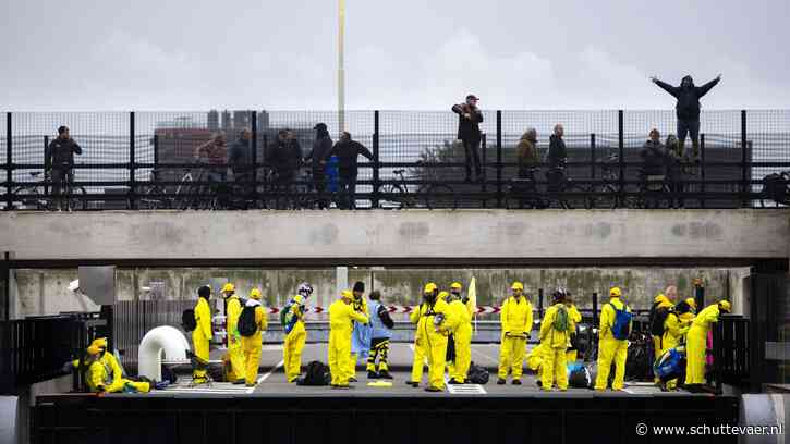 Demonstratie tegen XR bezig bij zeesluis IJmuiden