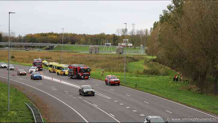 Almere - Vrouw zwaargewond nadat ze met haar auto uit de bocht vloog op de A27