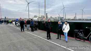 XR-demonstranten ketenen zich vast aan sluis bij IJmuiden