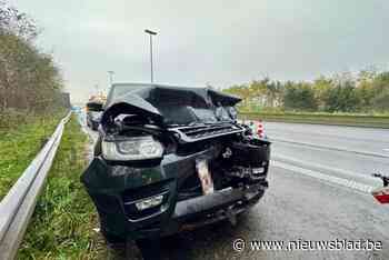 Automobilist gewond na aanrijding met twee vrachtwagens