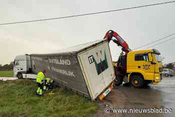 Vrachtwagen geladen met 16 ton glas belandt in de gracht na stuurfout