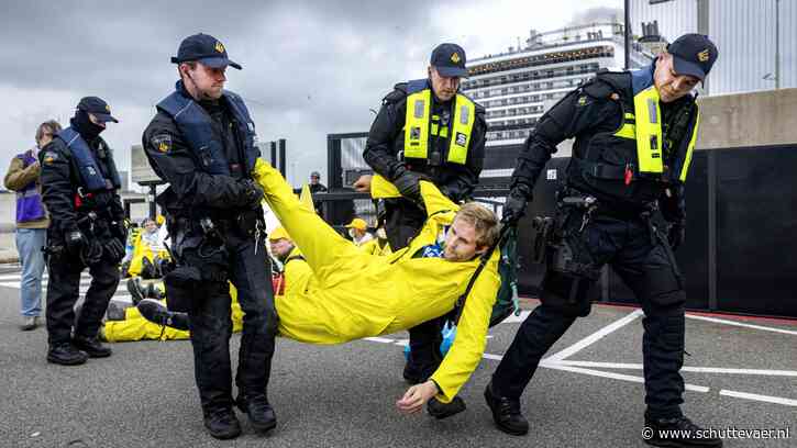 Politie verwijdert klimaatactivisten XR van sluis IJmuiden