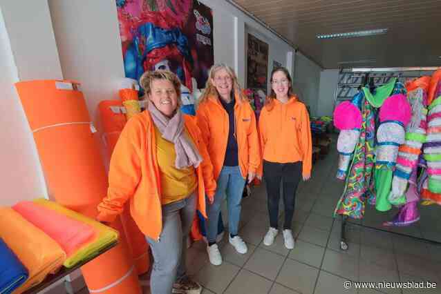 Vrie Kadeikes hielden uitverkoop van stoffen en kostuums