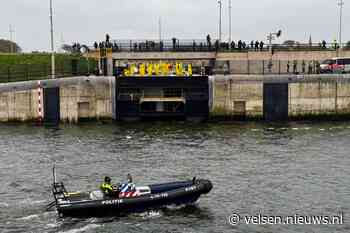 Politie verwijdert klimaatactivisten XR van sluis IJmuiden