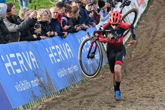 Nieuwelingen Emiel Osaer en Tijl Vanhaverbeke op het podium in Ruddervoorde: “Een materiaalzak van een cameraman verknalde mijn winstkansen”