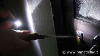 Furto in pieno giorno: cacciavite e lastra metallica per entrare nella casa da svaligiare
