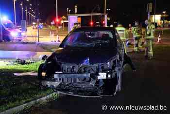 Bestuurster rijdt dwars door bushokje en veroorzaakt grote ravage
