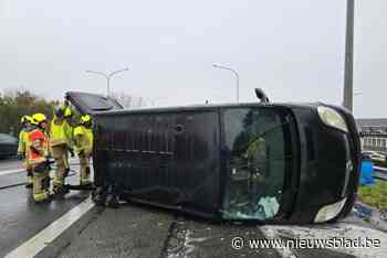 Auteur Jan De Maeyer komt zonder verwondingen weg nadat minibusje over de kop gaat