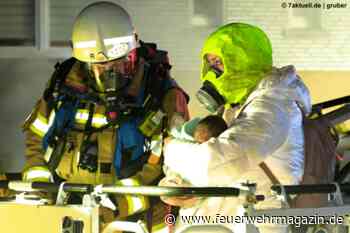 Feuerwehr rettet Mutter mit Säugling über Drehleiter