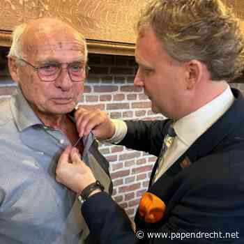 Henri Hummelink gedecoreerd als Bondsridder