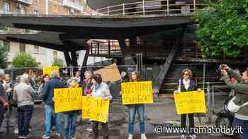 Parcheggio Metronio, rifiuti ed incendi alimentano la protesta: "Serve urgentemente un servizio di sorveglianza"