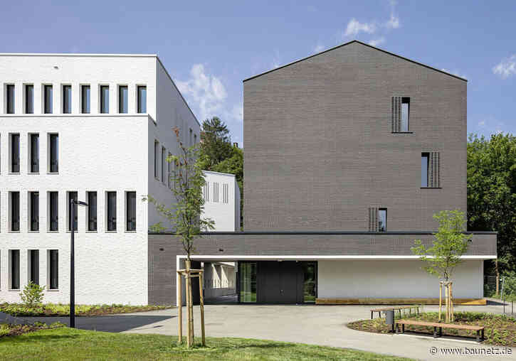 Schwarz-weißes Paar in Marburg
 - Seminargebäude und Dokumentationszentrum von dichter Architekturgesellschaft