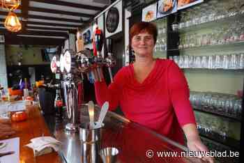 Nancy (53) voortaan achter de tapkranen in dorpscafé ‘In De Rapte’: “Klanten zijn blij om vertrouwd gezicht te zien”