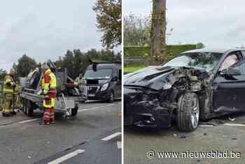 Aanhangwagen komt los en botst frontaal tegen tegenligger