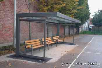 Jongeren uit de buurt krijgen overdekte zitbanken aan Jos Verhelstplein