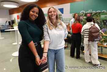 Studenten krijgen botanische tatoeages aangemeten: “We willen hen laten nadenken vooraleer ze de goedkoopste planten kopen”