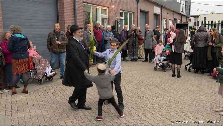 Almere - Loofhuttenfeest in Almere: 'Laten we uit ons dak gaan'