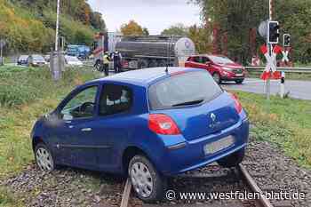 Auto rutscht in Höxter auf Gleise: Nordwestbahn stellt Zugverkehr ein