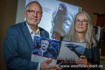 Kolkrabe Konrad stand Modell