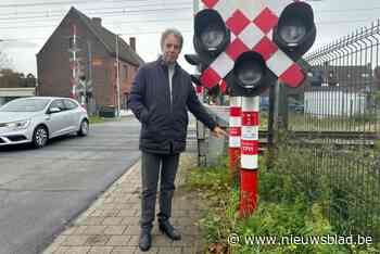 Burgemeester laat treinverkeer stilleggen om aanrijding te voorkomen: “Het nummer dat je moet bellen is aan elke overweg te vinden”