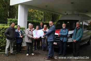 Actiecomité schenkt Zevenbergen aangepaste liftbus