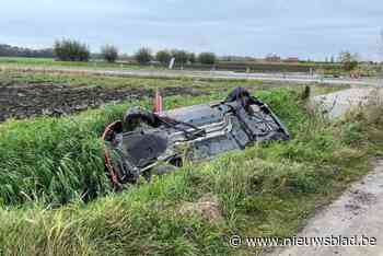 Voorbijganger redt man uit auto op dak in gracht, politie brengt hem thuis