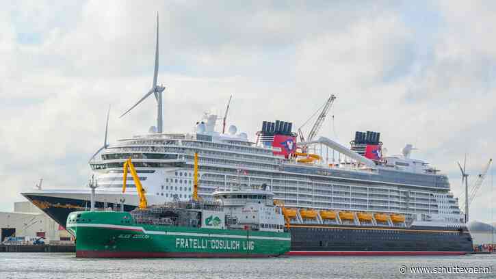 LNG-tanker Alice Cosulich komt cruiseschip Disney Treasure bunkeren